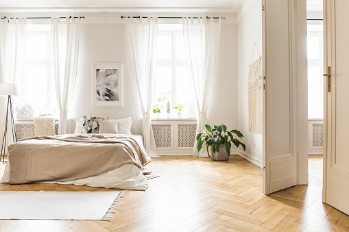 chambre à coucher avec rideau