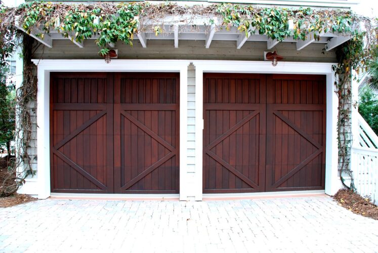 4_bonnes_raisons_d’opter_pour_une_porte_battante_pour_le_garage