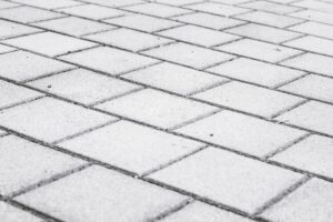 3 raisons de choisir le pavé uni pour aménager la terrasse de votre maison